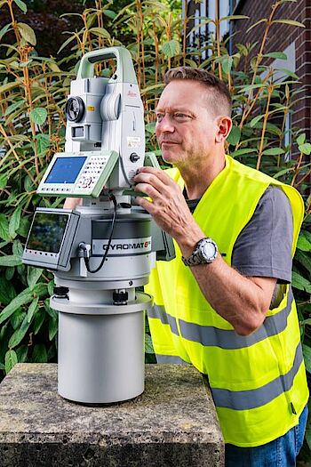 Dr. Jörg Niese Gravity and the Earth’s rotation ensure that the axis of rotation of the gyroscope wants to align parallel to the Earth’s axis, which points to the North Pole