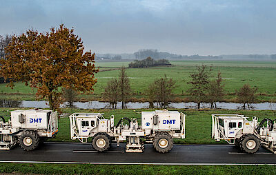 Vibrotrucks senden alle 30 Meter leichte Schwingungen in den Boden.