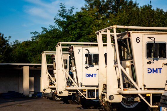 DMT-Vibrotrucks für seismische Exploration Flotte von vier DMT-Vibrotrucks, die für seismische Exploration verwendet werden.