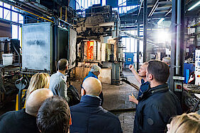 Expert discussions in front of the coking oven