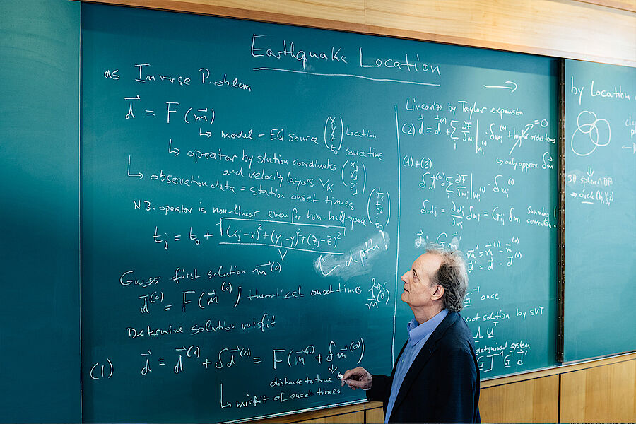 Prof. Joswig zeigt die mathematischen Schritte zur Lokalisation eines Erdbebens.