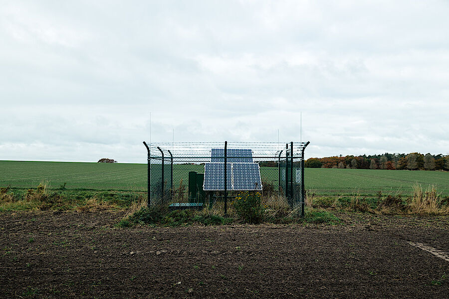 Oberflächenmesstation des Seismischen Ortungsnetzwerks (SON) bei Brockum, Niedersachsen (Foto: DMT)