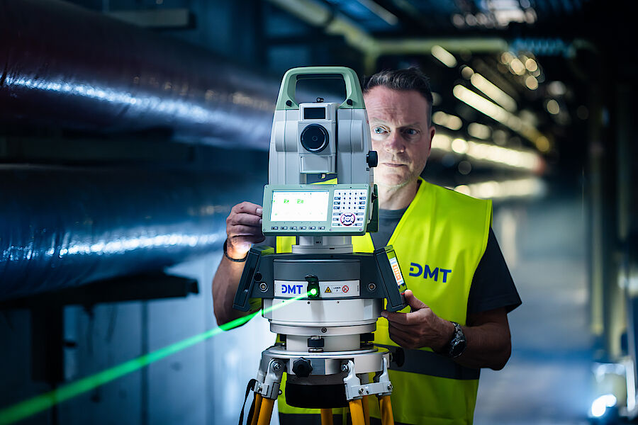 Our gyroscope fully automatically determines the direction to north or the azimuth with unrivaled accuracy worldwide, ensuring the exact direction of your construction project. Our gyroscope fully automatically determines the direction to north or the azimuth with unrivaled accuracy worldwide, ensuring the exact direction of your construction project.